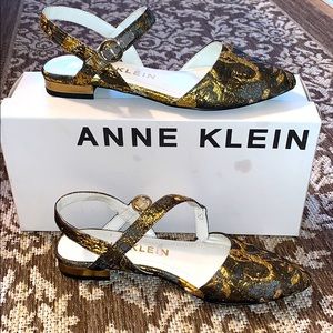 Anne Klein Ferdie Embroidered Flats  size 6